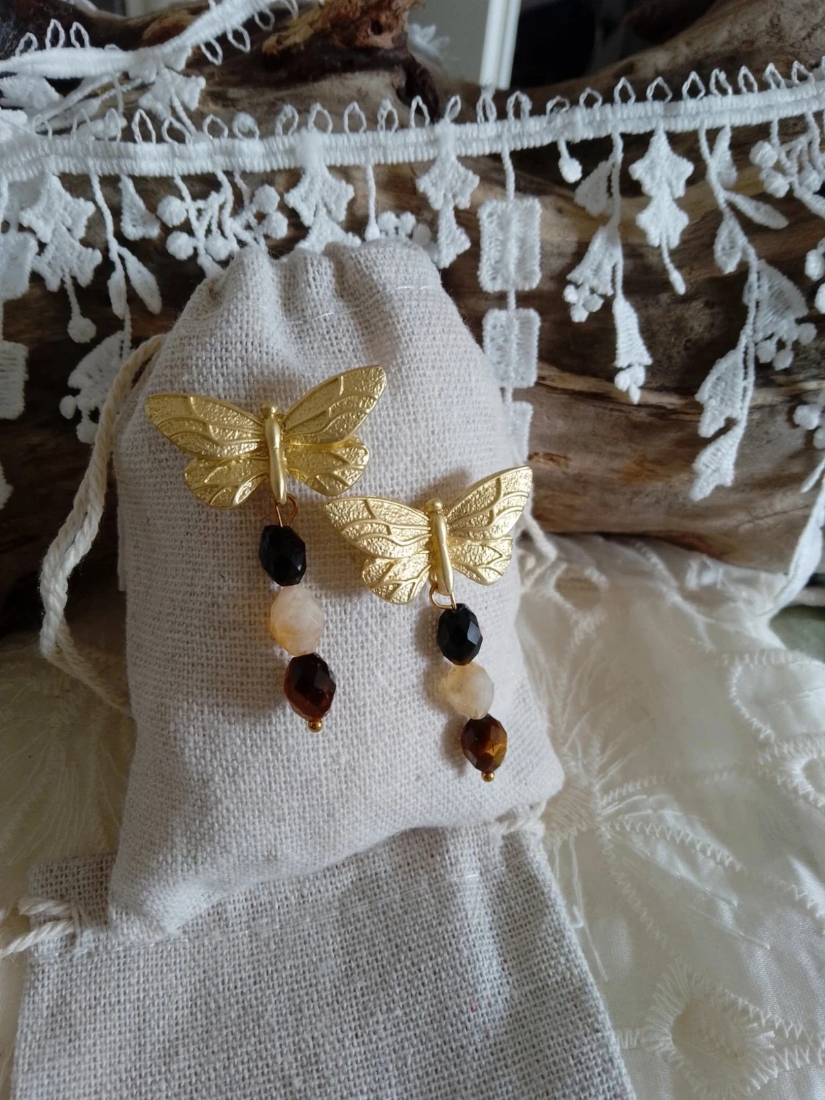 Boucles d'oreilles bohèmes papillons dorés et pierres naturelles – photo 2